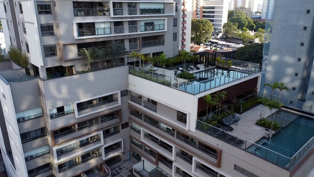 Drone — piscinas e rooftop do empreendimento
